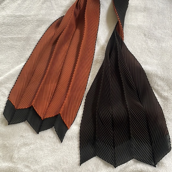 Issey Miyake Accessories - Double sided neckerchief/scarf